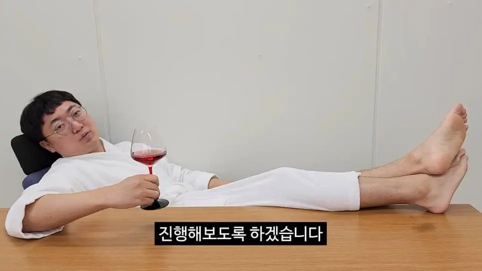 90만 구독자 기념 겸손인터뷰 진행한 충주맨_005