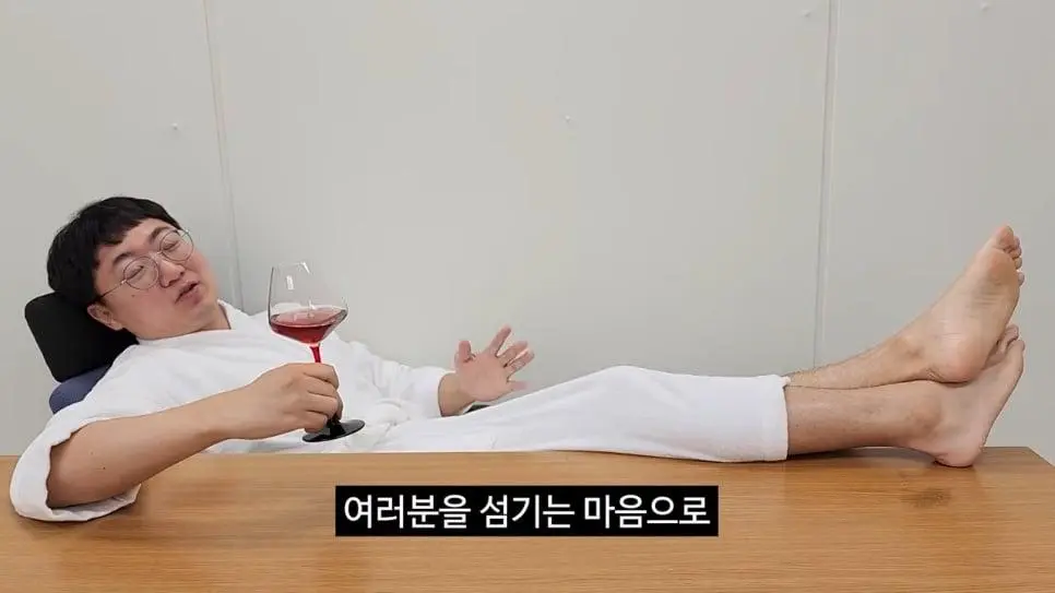 90만 구독자 기념 겸손인터뷰 진행한 충주맨_006