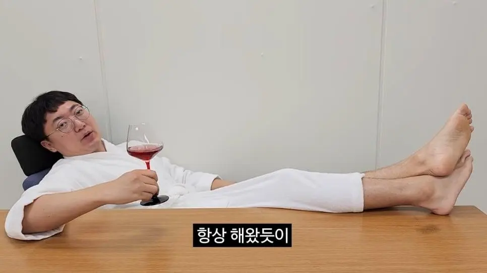 90만 구독자 기념 겸손인터뷰 진행한 충주맨_007