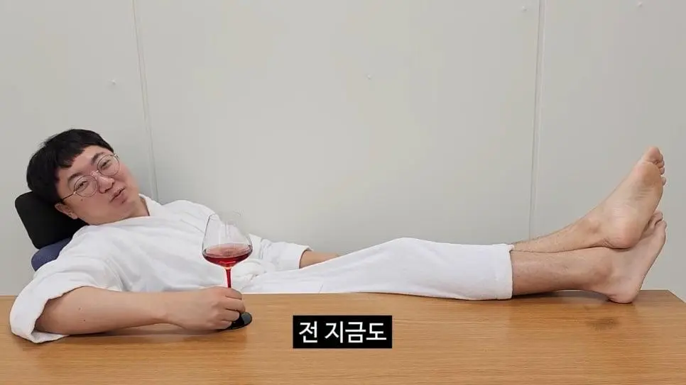 90만 구독자 기념 겸손인터뷰 진행한 충주맨_014