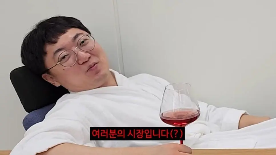 90만 구독자 기념 겸손인터뷰 진행한 충주맨_015