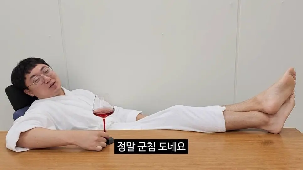 90만 구독자 기념 겸손인터뷰 진행한 충주맨_019