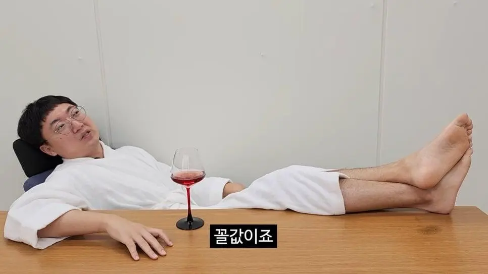 90만 구독자 기념 겸손인터뷰 진행한 충주맨_025