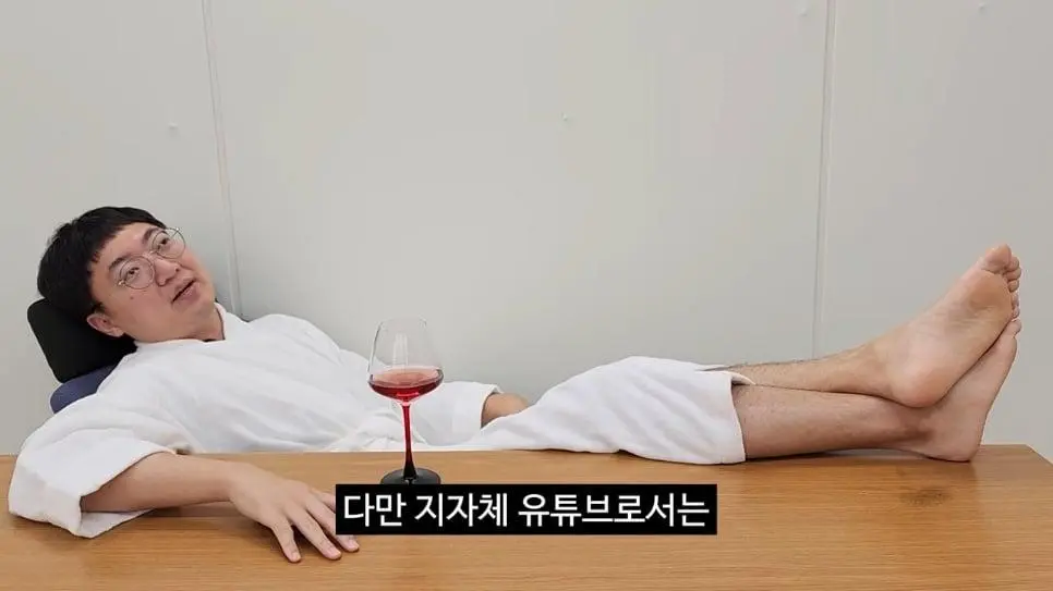 90만 구독자 기념 겸손인터뷰 진행한 충주맨_027