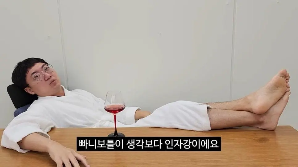 90만 구독자 기념 겸손인터뷰 진행한 충주맨_031