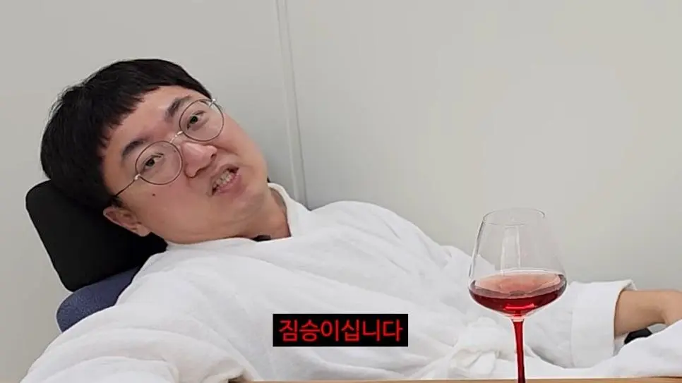 90만 구독자 기념 겸손인터뷰 진행한 충주맨_034