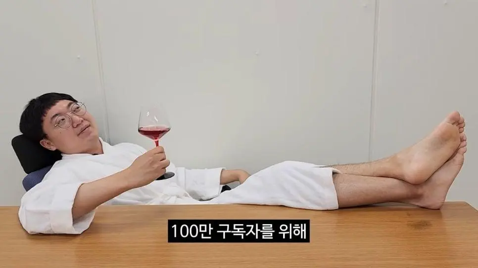 90만 구독자 기념 겸손인터뷰 진행한 충주맨_042