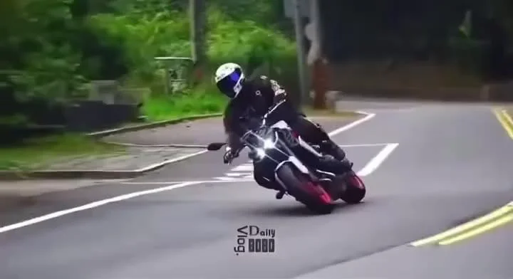 바이크갤러리에 올리면 영구차단당하는 변신짤.mp4