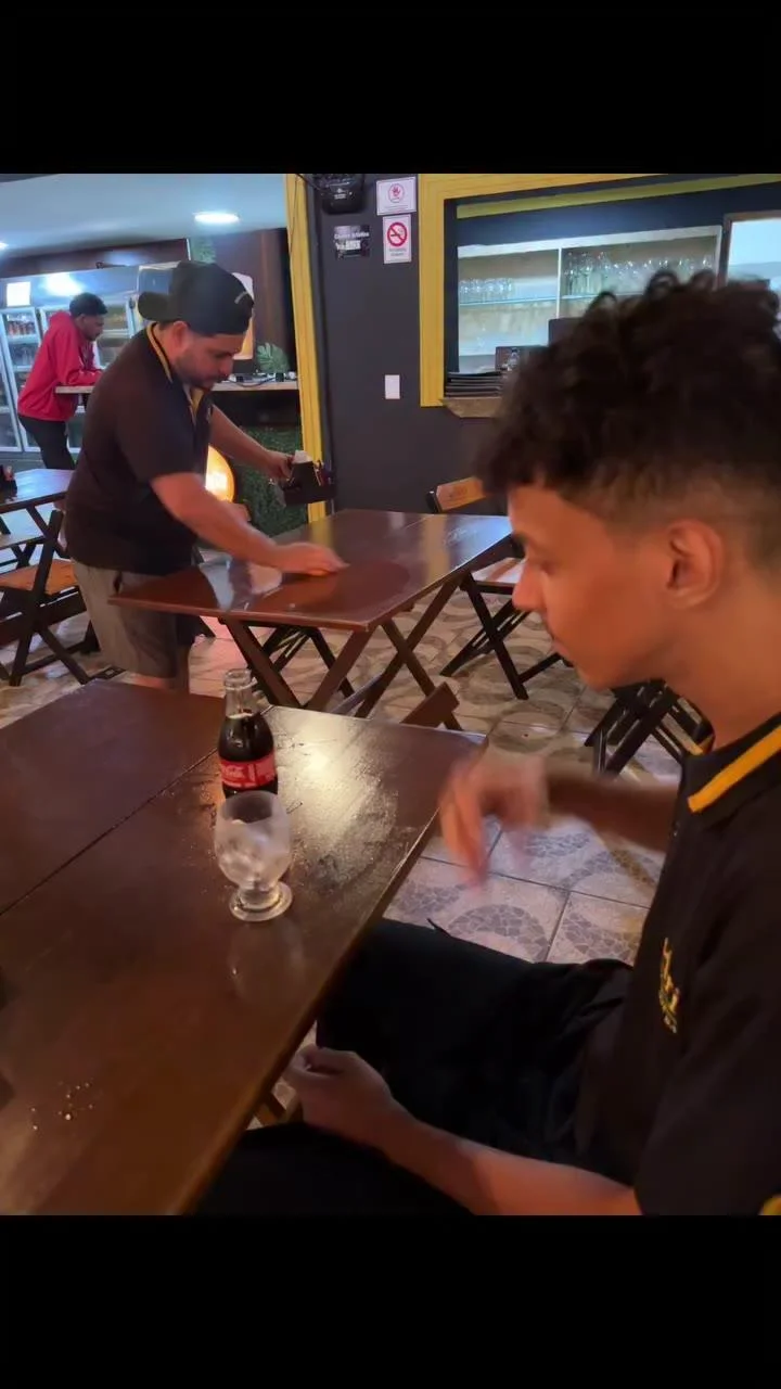 손님이 음료수 흘릴 거 같아서 쳐다보는 직원